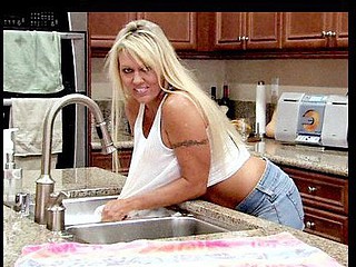 Stunning cougar soaks herself on the kitchen counter and rubs her wet pink